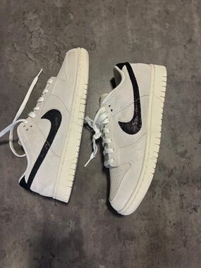 Nike White and Burgundy Low-Top Sneakers